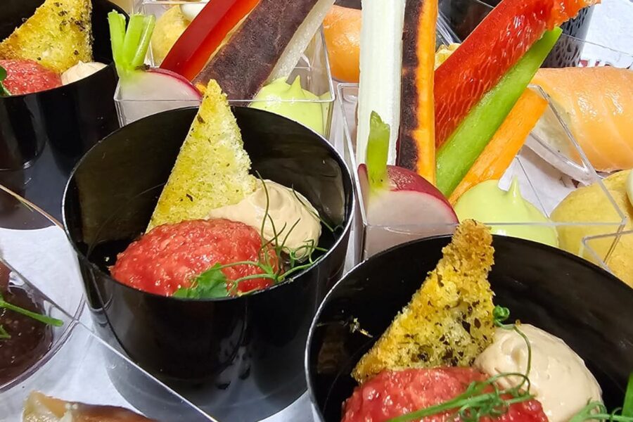 Crudités and tartare served in black cups