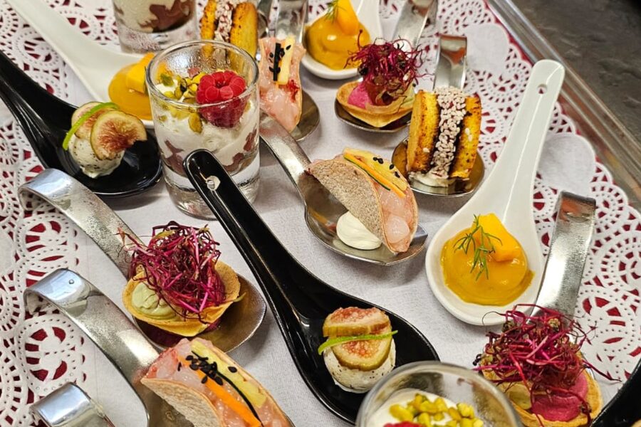 Appetisers served on black spoons and in glasses